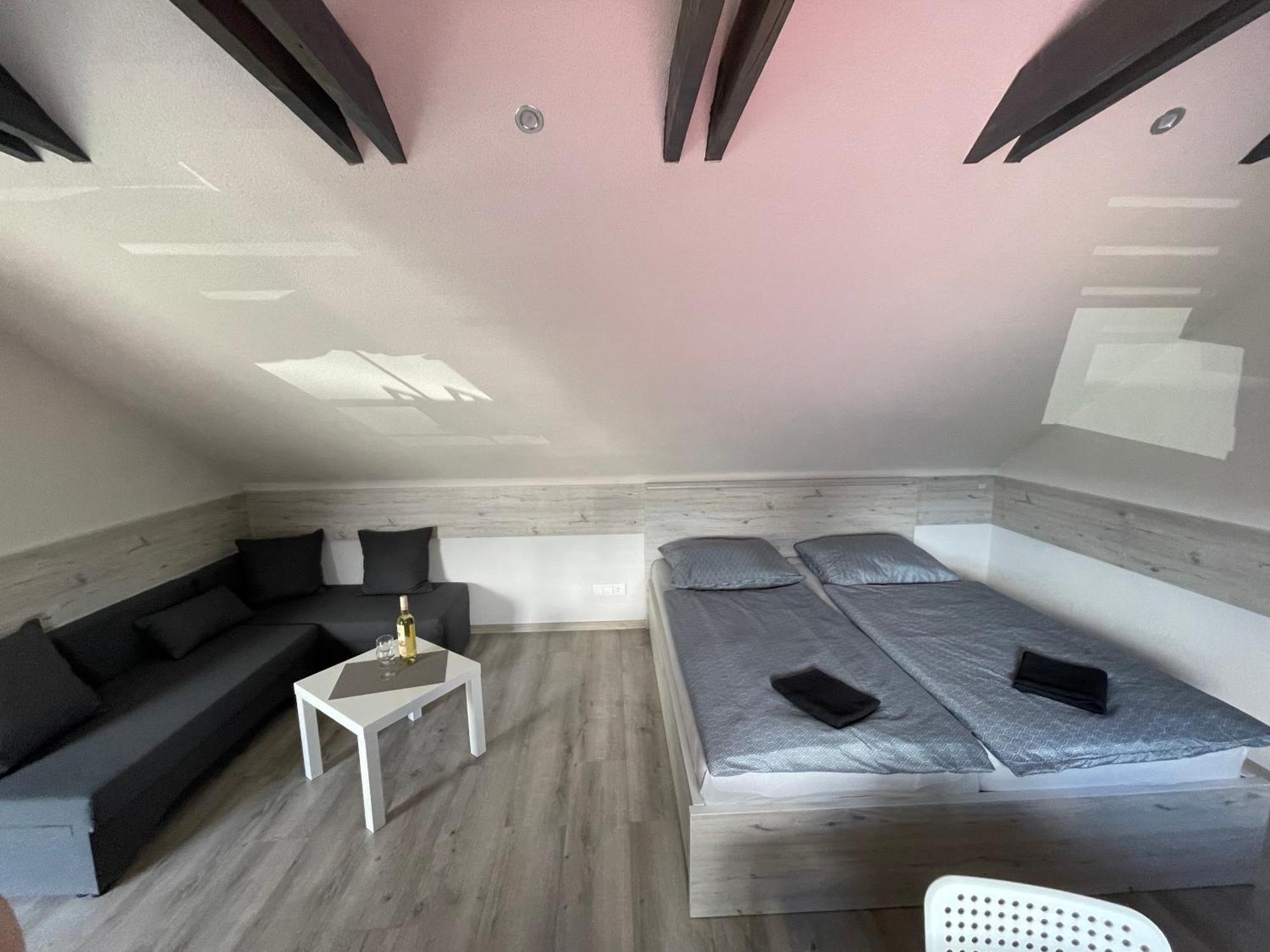 Apartmanovy Dom Stela Besenova Bagian luar foto